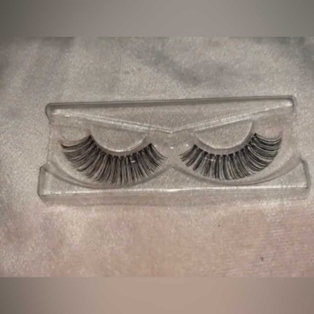 Lashes - Picture 3 of 8